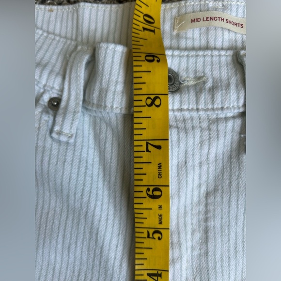 Levi Strauss Women’s Mid-Length White Shorts with light blue pinstripe size 28 - Picture 7 of 8